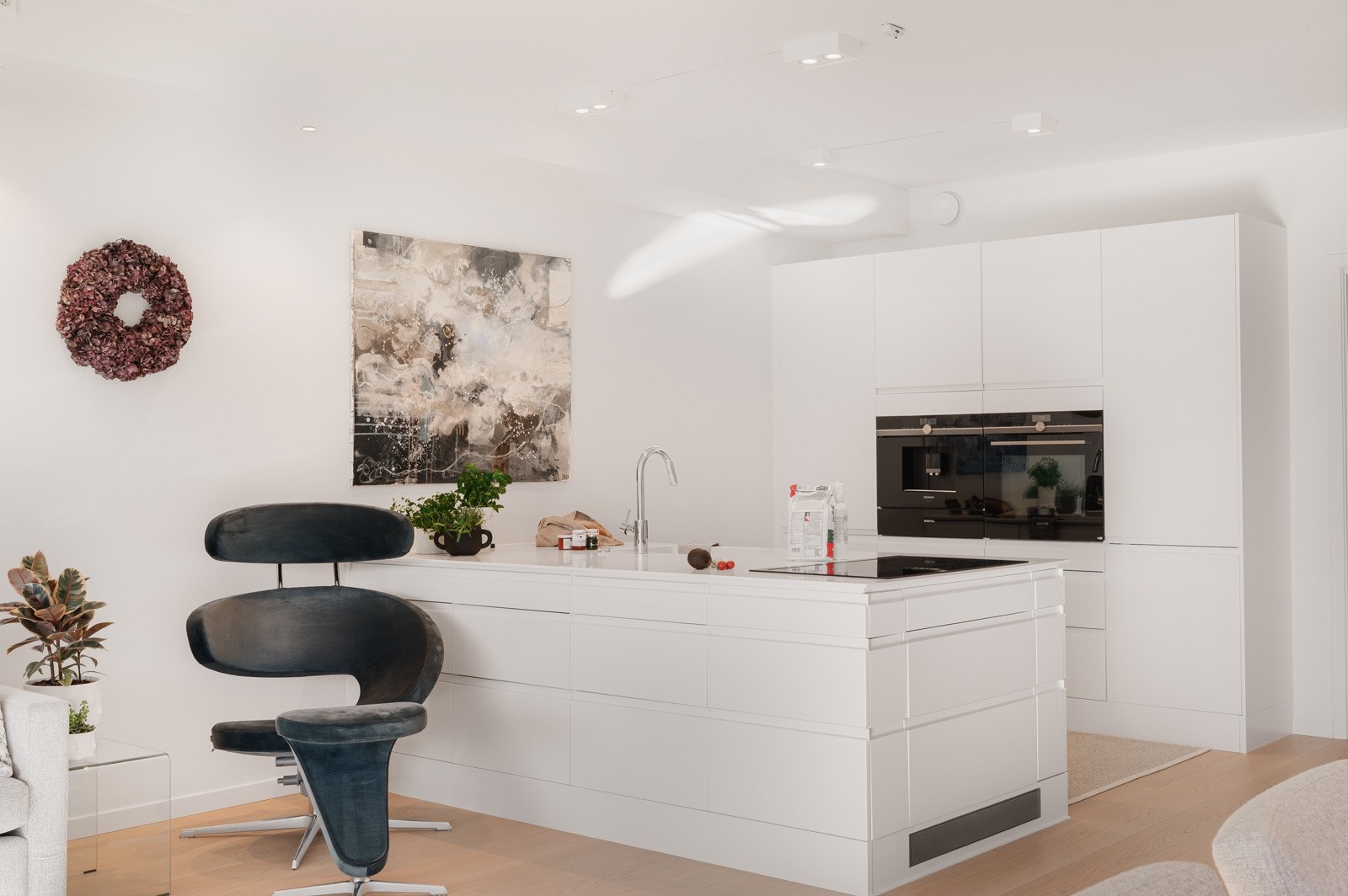 Kjøkkenet er tidløst og har innredning med slette fronter med integrerte håndtak. Galleribilde