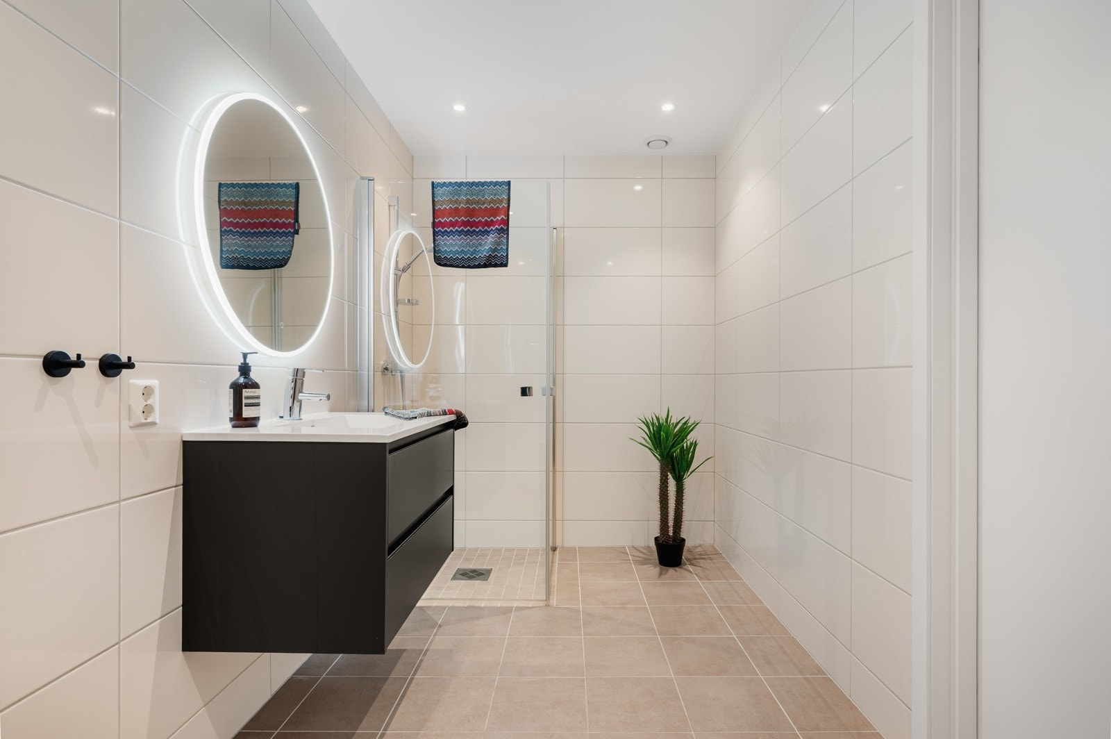 Leilighetens andre bad måler 7,2 kvadratmeter. Og har keramiske fliser på gulv. Galleribilde