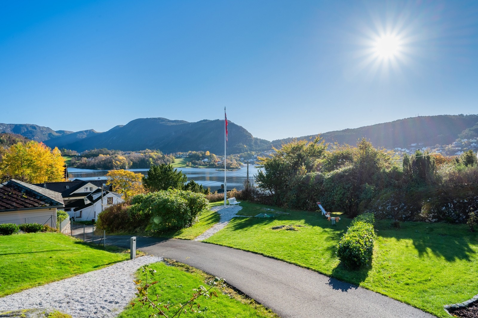 Her er det gangavstand til dagligvarebutikk med post, bussholdeplass, barnehager, barneskole og ungdomsskole. Galleribilde