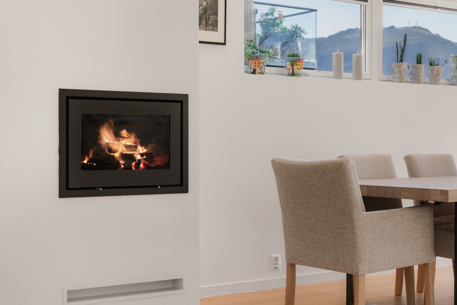 I stuen er det peis som varmer godt på kjøligere dager. Galleribilde