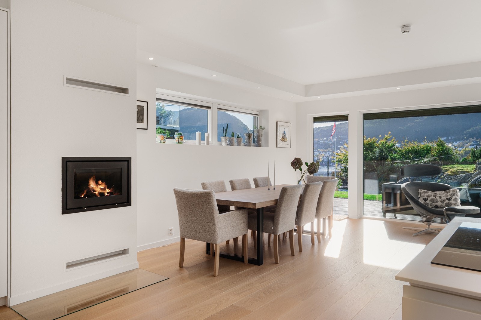 Store vindusflater sikrer godt med naturlig lys som skaper god atmosfære i rommet. Galleribilde