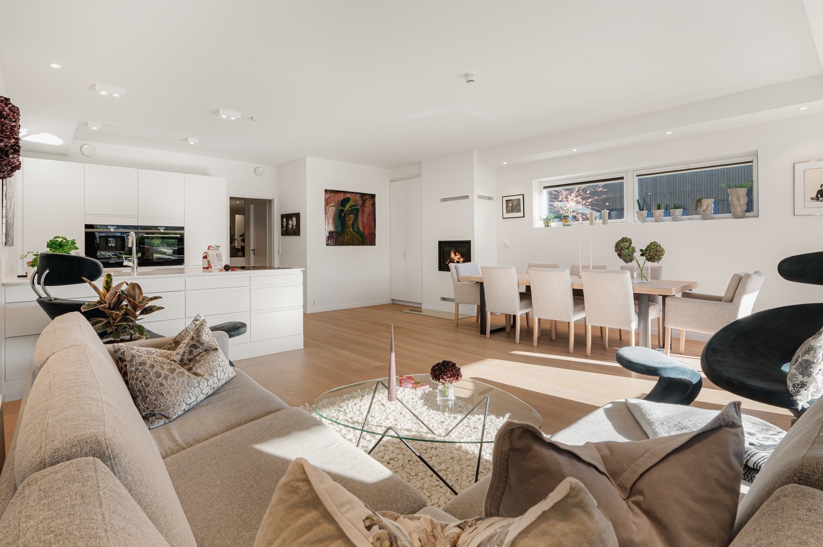 Stue&kjøkken måler 44,5 kvadratmeter og rommets utforming gir god plass til å innrede de ulike sonene akkurat slik man selv måtte ønske. Galleribilde