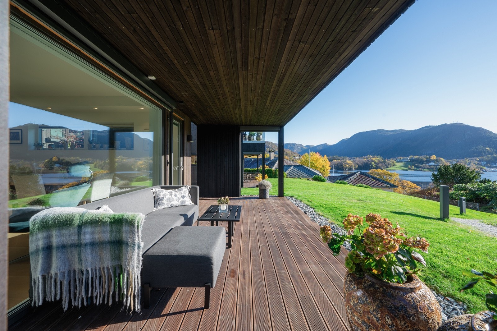 Her kan du nyte en fantastisk sjøutsikt og gode solforhold! Galleribilde