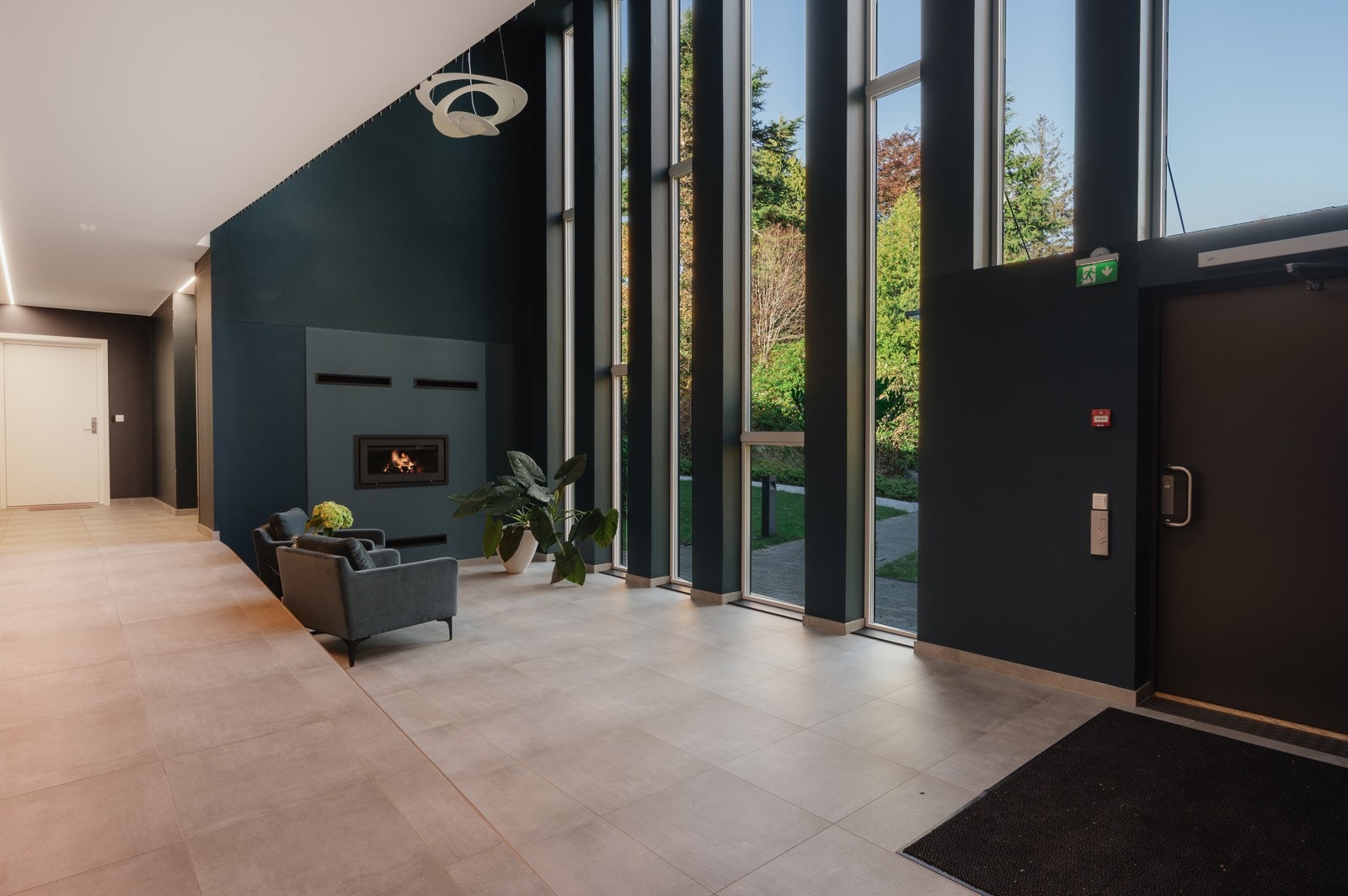 Sameiet ønsker alle beboere og gjester inn via en innbydende foaje med sittegruppe, peis og heisadkomst til og fra garasje. Galleribilde