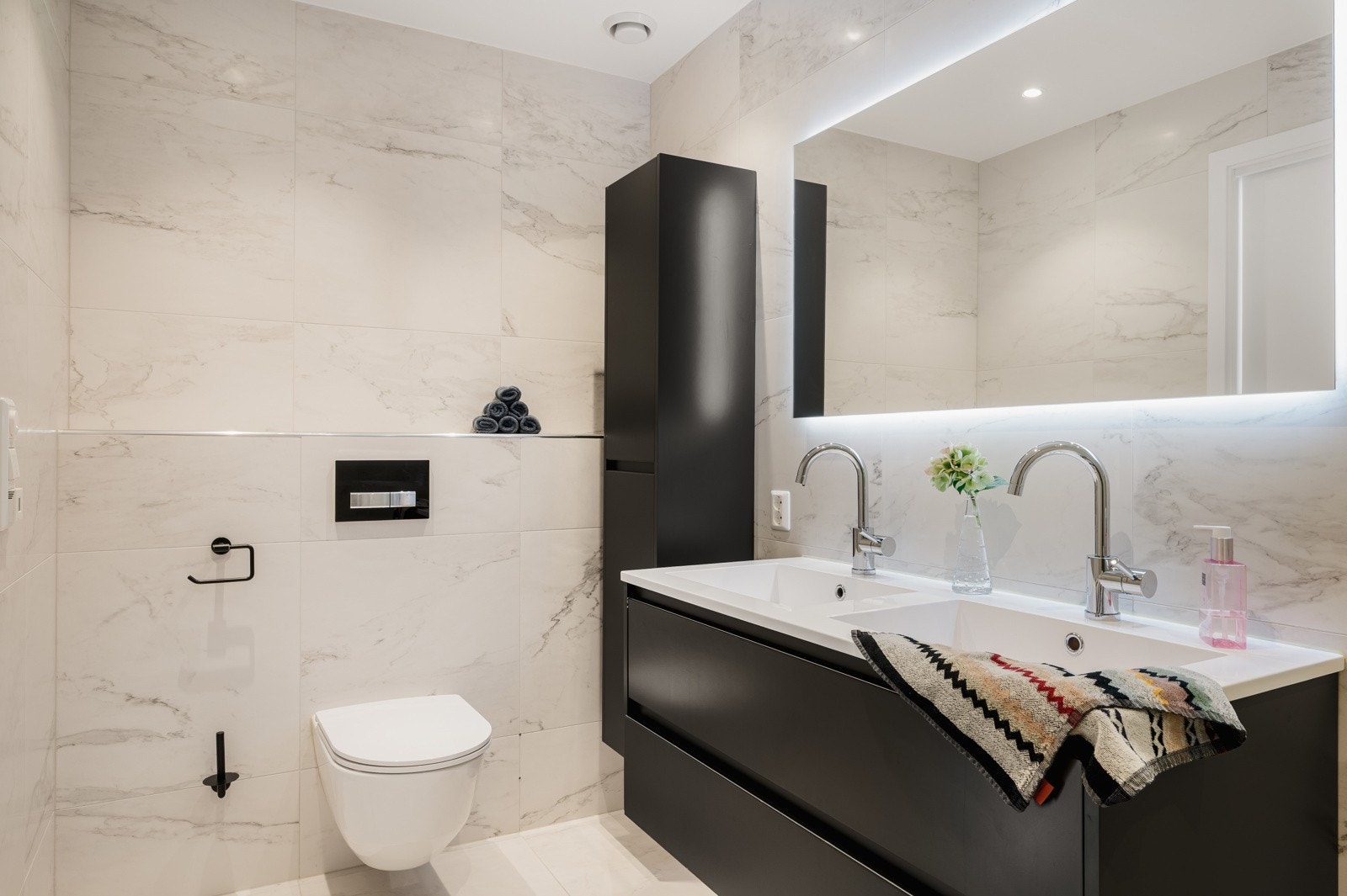 Det er elektriske varmekabler i gulvet og avtrekksventil. Galleribilde