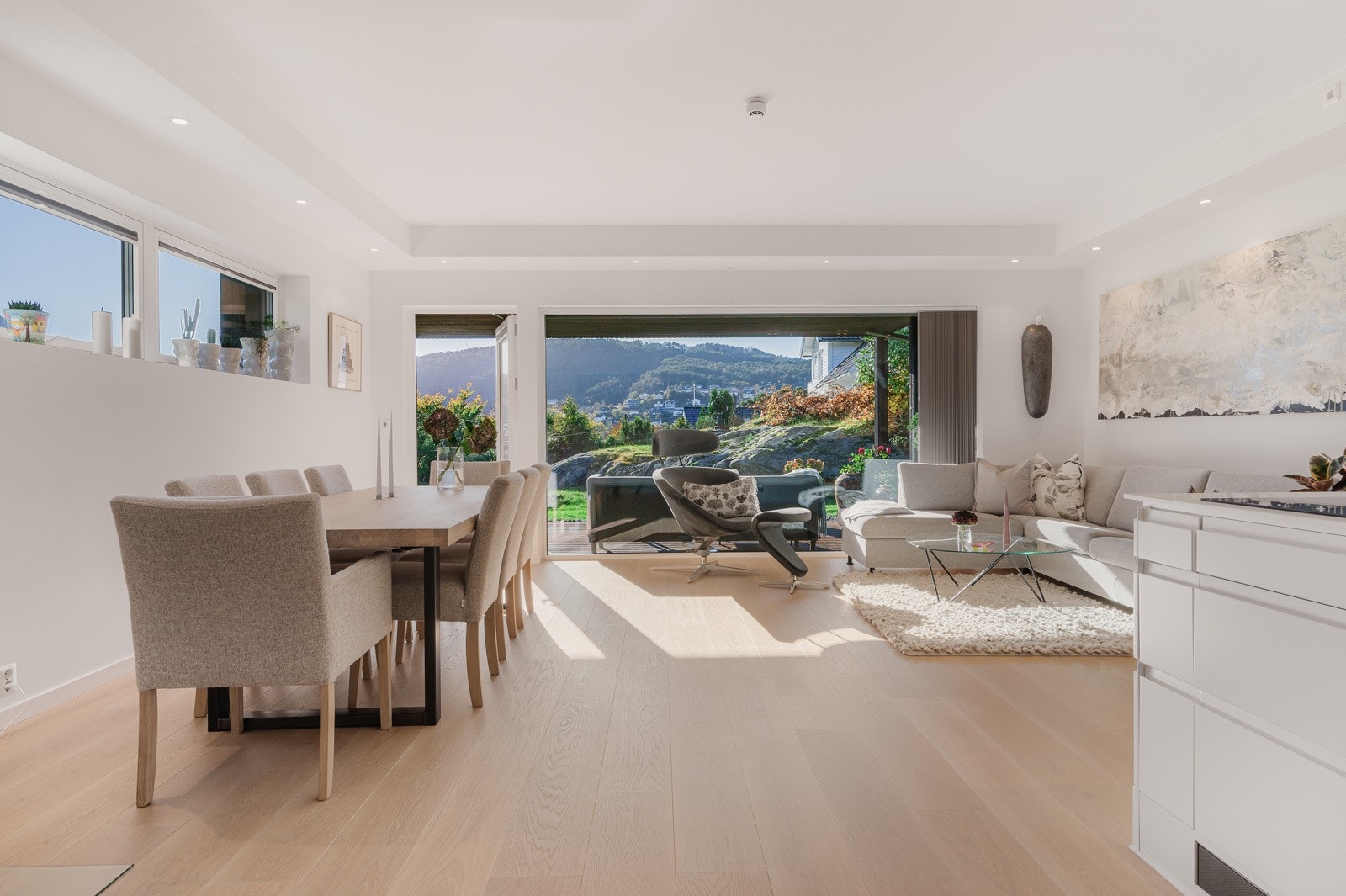 Det er gjennomgående 1-stavs eikeparkett i boligen. Galleribilde