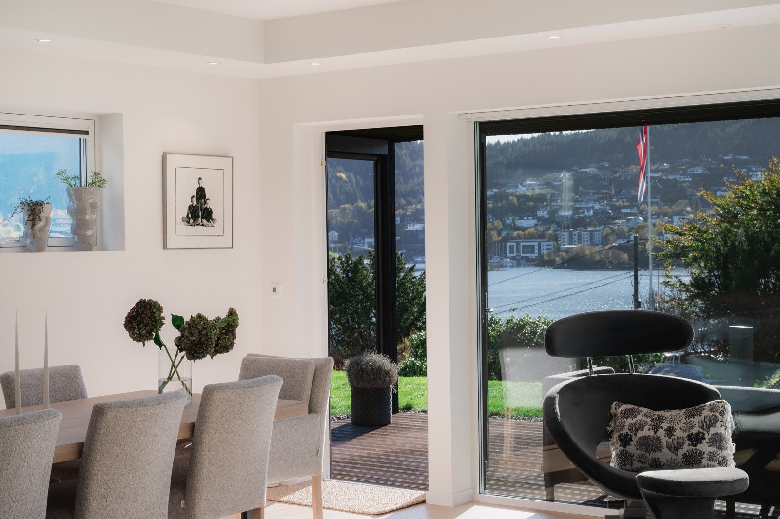 Fra stuen er det utgang til terrasse på hele 48 kvadratmeter. Galleribilde