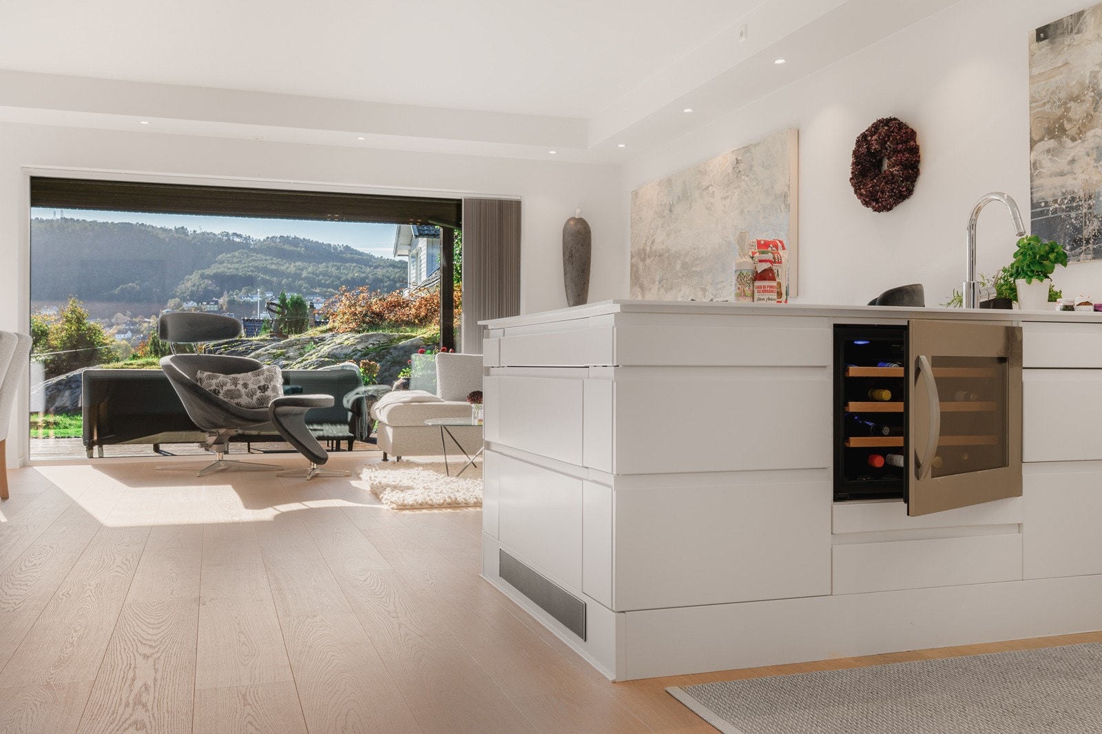 Rommet er lyst, luftig og romslig. Galleribilde