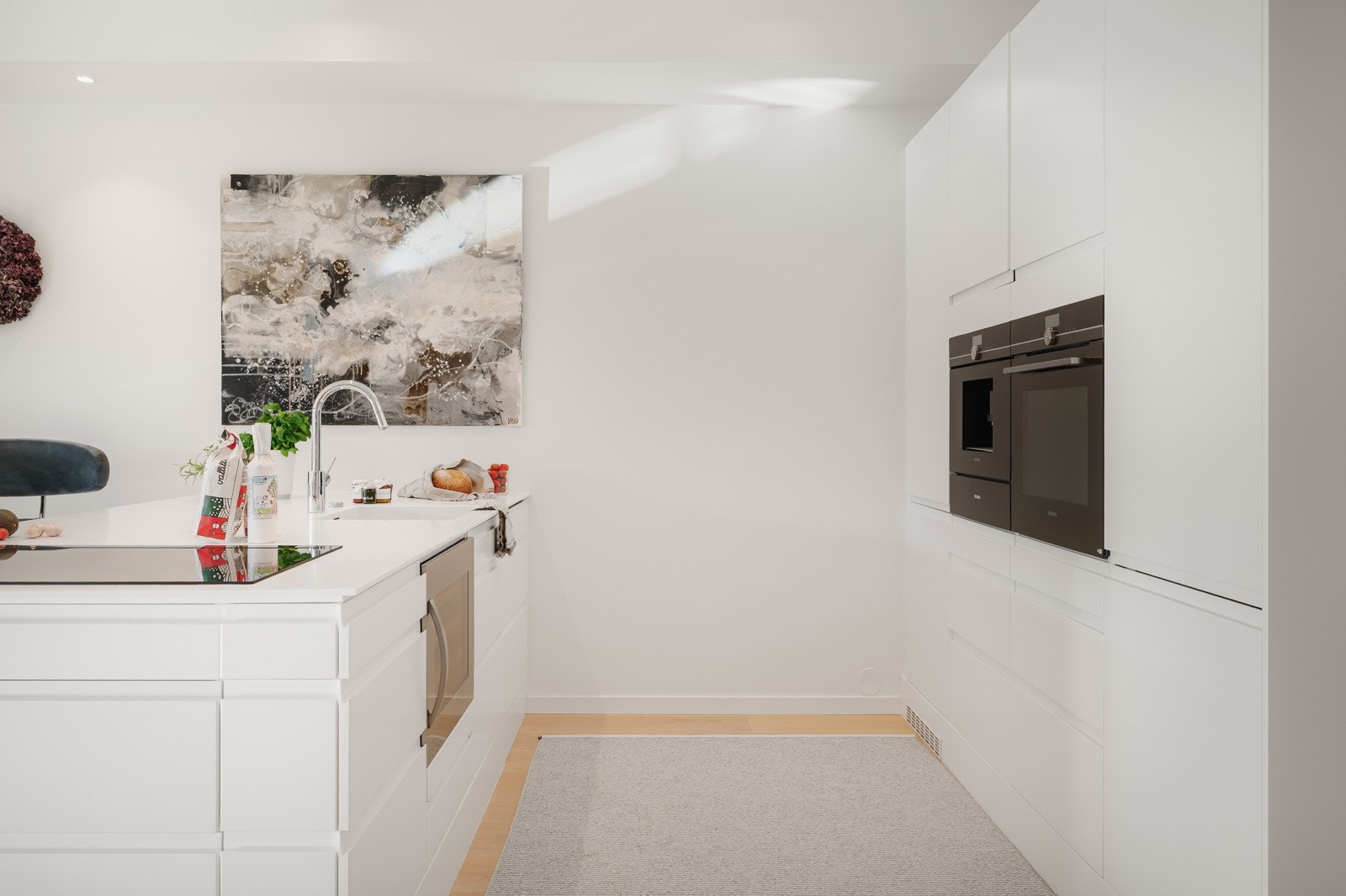 Korean benkeplate med nedfelt stål vaskbeslag. Galleribilde