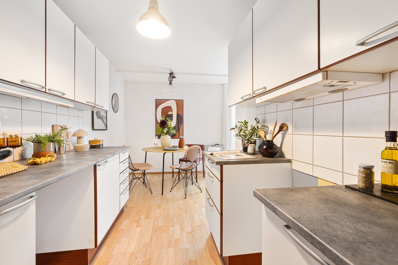 Innredning med kullfiltervifte over stekesonen og benkebereder. Opplegg for komfyr, oppvaskmaskin og kjøl/fryseskap. Galleribilde