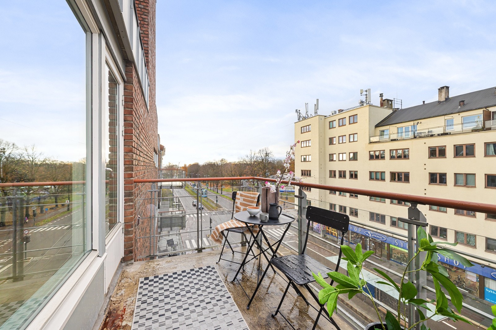 Velkommen til Kirkeveien 43 - vi har gleden av å presentere en gjennomgående 3-roms leilighet i et urbant, populært og svært sentralt boligområde på Majorstuen i Oslo. Galleribilde