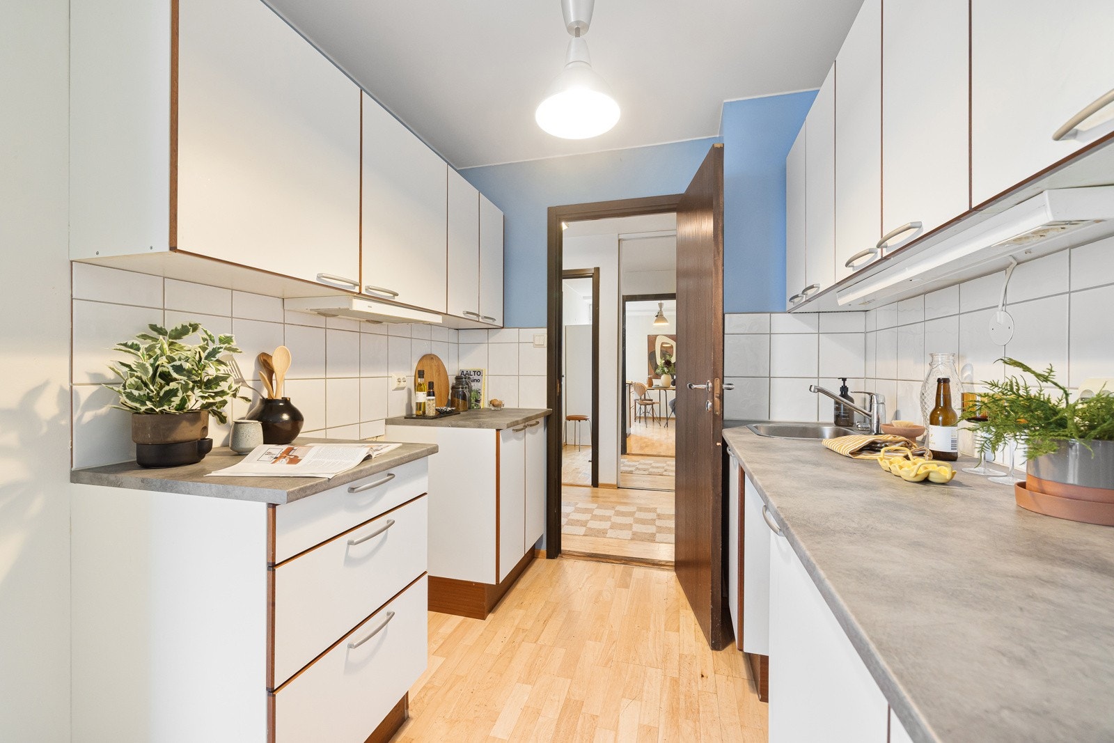 Kjøkkeninnredning med glatte fronter og laminat benkeplate med nedfelt vaskekum. Galleribilde