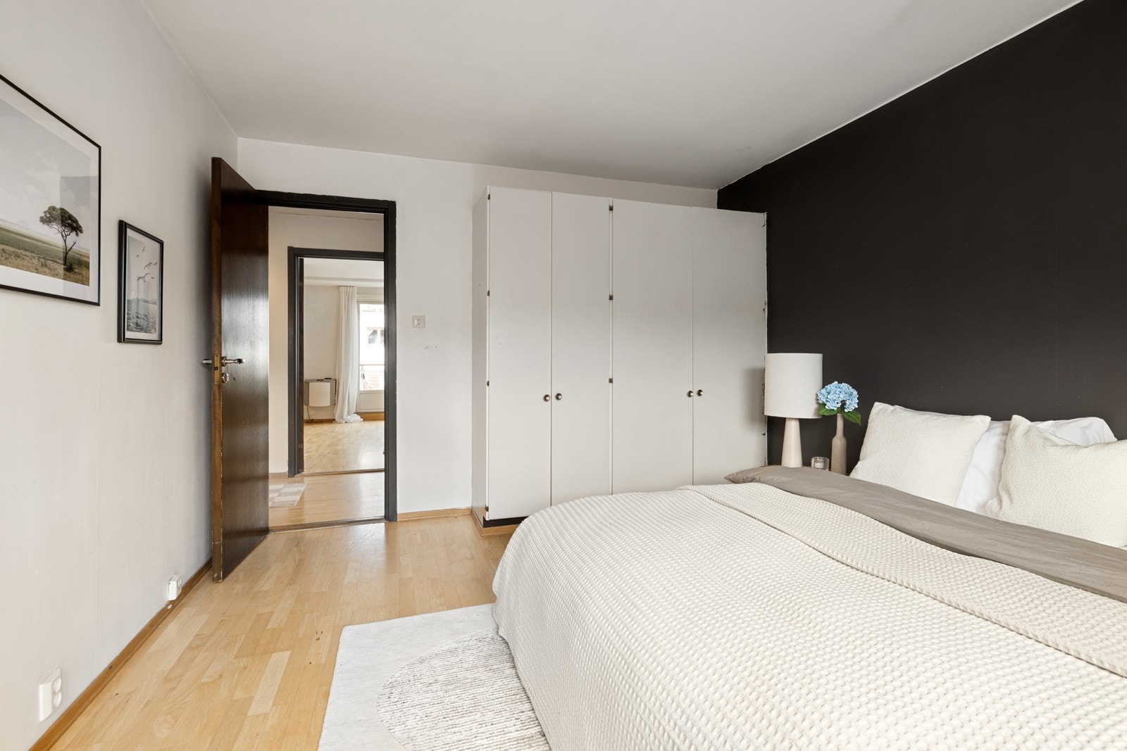 Hovedsoverommet er romslig, med plass til dobbeltseng, nattbord og garderobeskap. Galleribilde