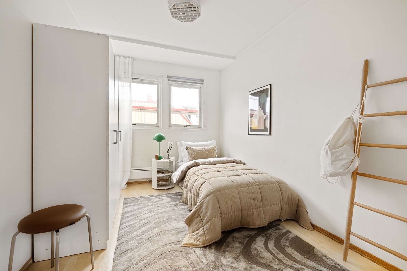 Soverom II er også romslig, med plass til seng, nattbord og garderobeskap. Galleribilde