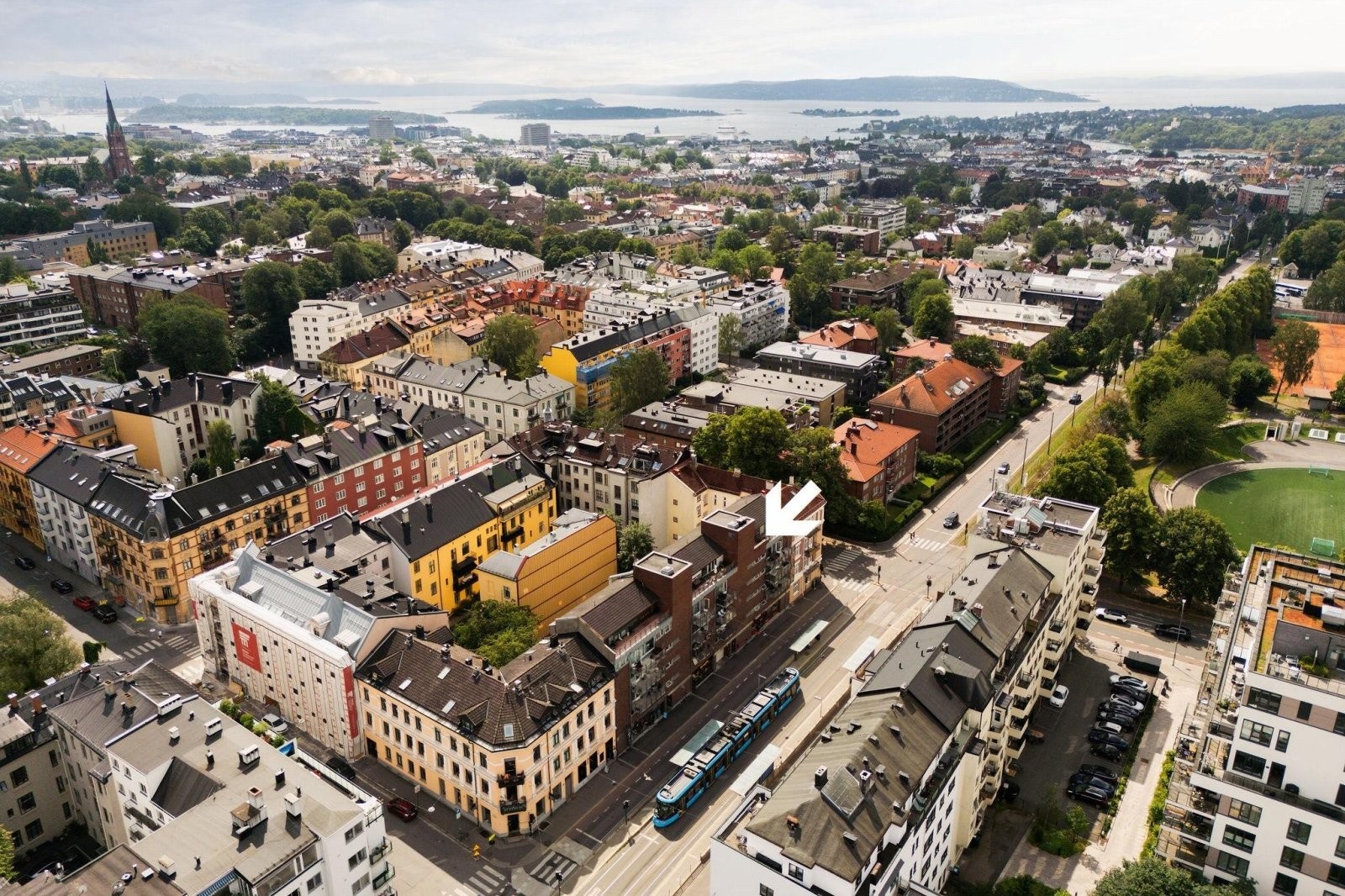 Leiligheten ligger i et urbant, populært og svært sentralt boligområde på Majorstuen i Oslo. Galleribilde