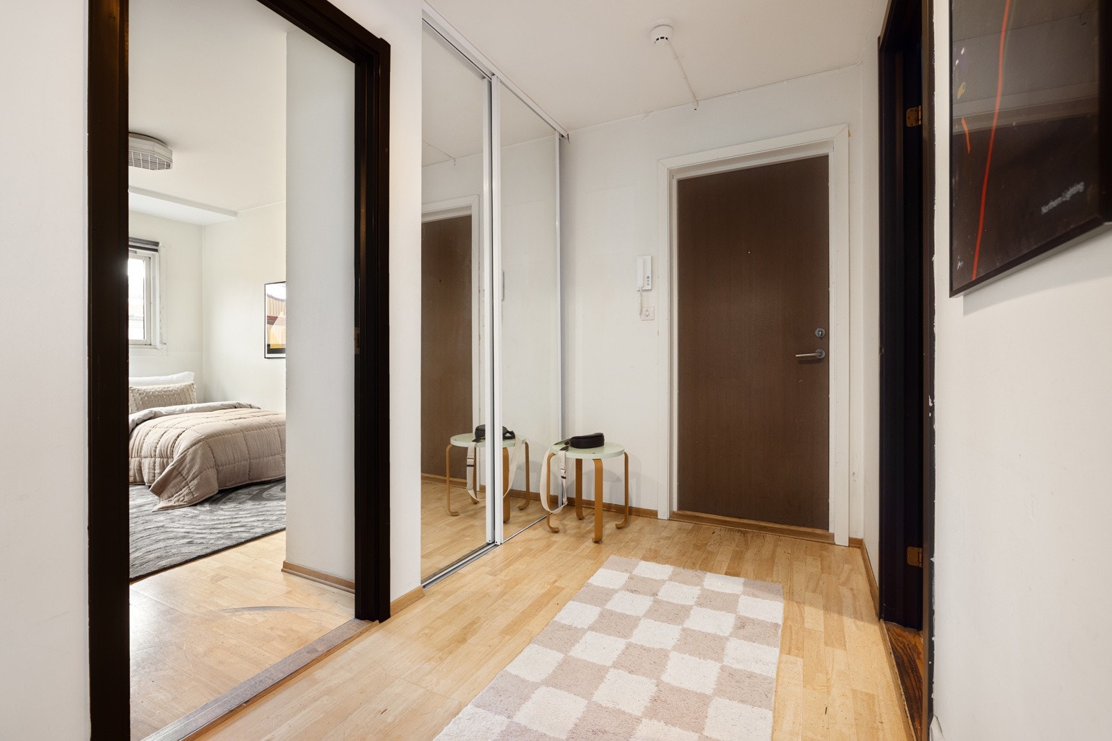 Velkommen inn - Leiligheten har en god intern beliggenhet i byggets 5. etasje med heisadkomst. Entréen er innredet med skyvedørsgarderobe med speilfronter. Galleribilde