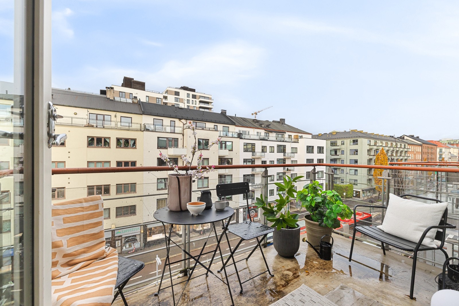 Fra stuen er det utgang til flott nordvestvendt balkong på ca. 6 kvm. Galleribilde