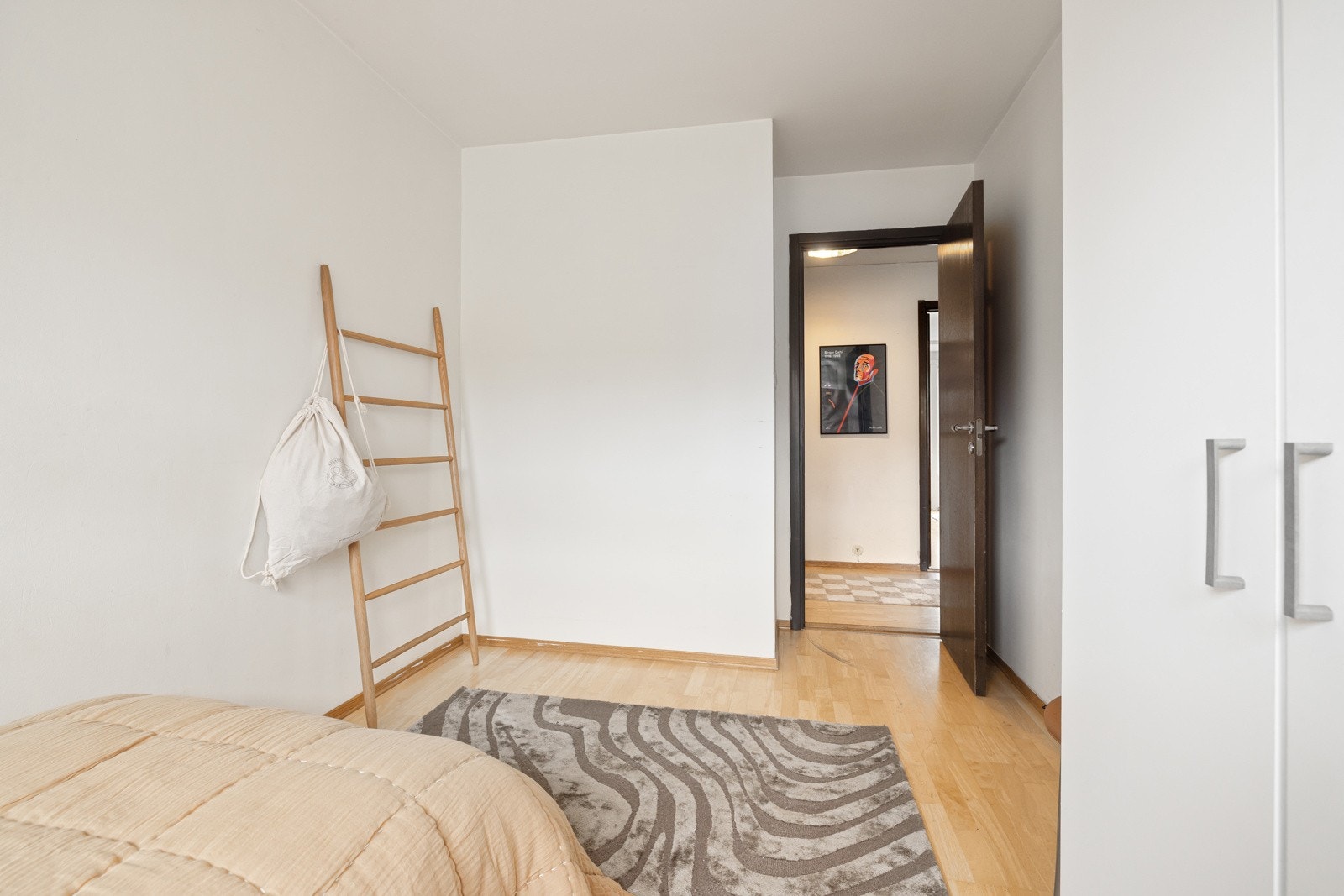 Alle garderobeskap som er plassert i leiligheten ved visning, medfølger salget. Galleribilde