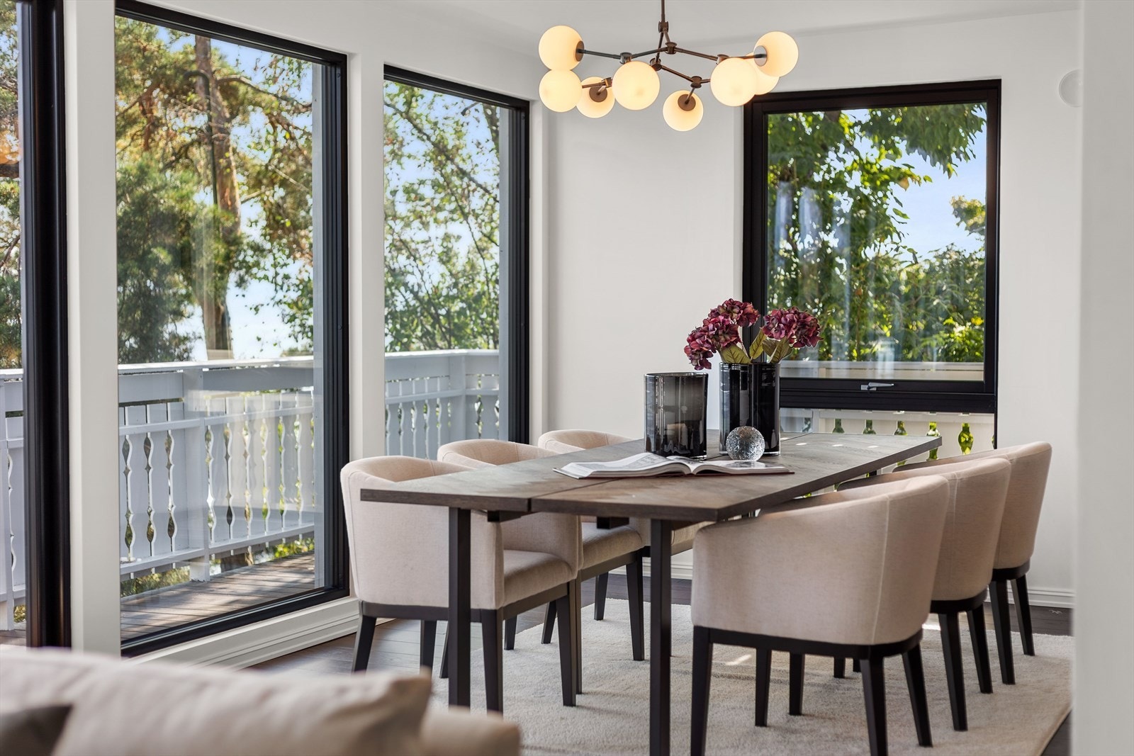 Her er det god plass til et stort spisebord som passer for hele familien og sammenkomster. Galleribilde