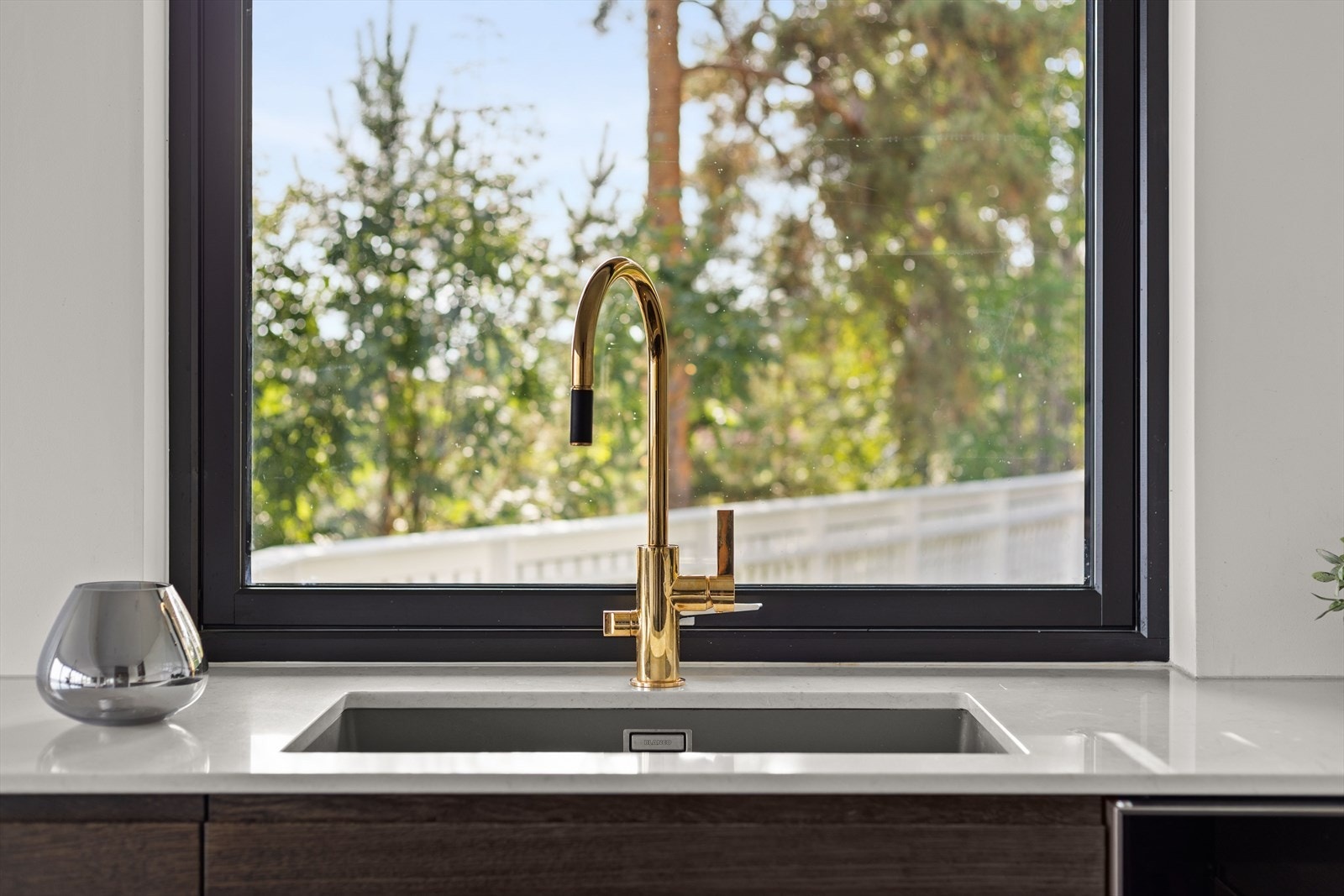 Kjøkkenvasken er av typen Blanco Subline, og er kombinert med et Tapwell armatur i fargen Honey Gold med uttrekk og avstengning, en detalj som både er funksjonell og sofistikert. Galleribilde