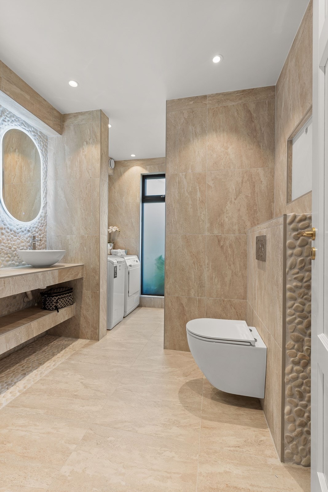 Rommet er innredet med doble servanter, moderne speil med integrert belysning og elegante armaturer i sølv. Galleribilde