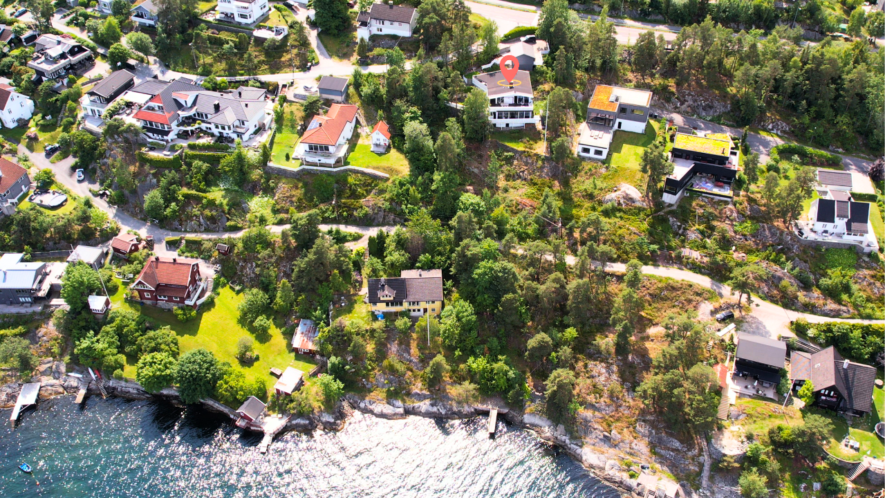 Dronebilde over eiendommen. Galleribilde