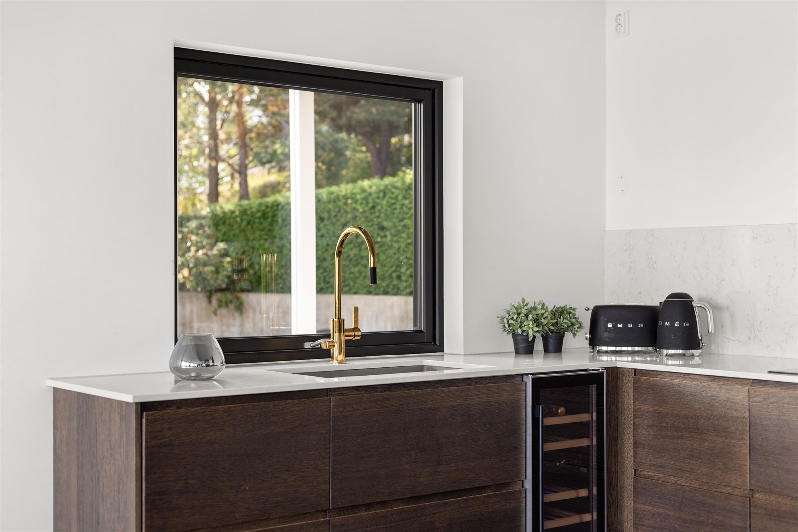 Gjennomtenkte løsninger og rikelig skap- og benkeplass gjør dette til et kjøkken som kombinerer design, funksjonalitet og kvalitet på beste måte. Galleribilde