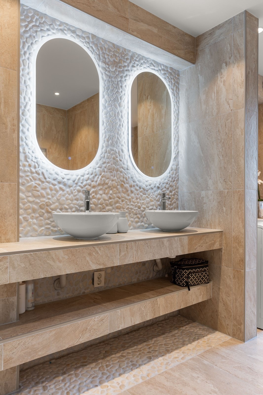 Etasjen byr på et lekkert og innbydende baderom, pusset opp i 2023 med materialvalg og detaljer som gir en tydelig spa-følelse. Galleribilde