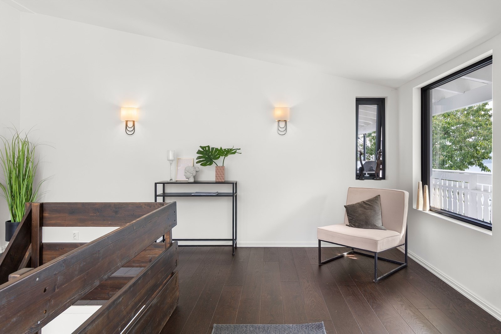 Første etasje består av entré, gang, baderom, to soverom, kontor og omkledningsrom. Galleribilde