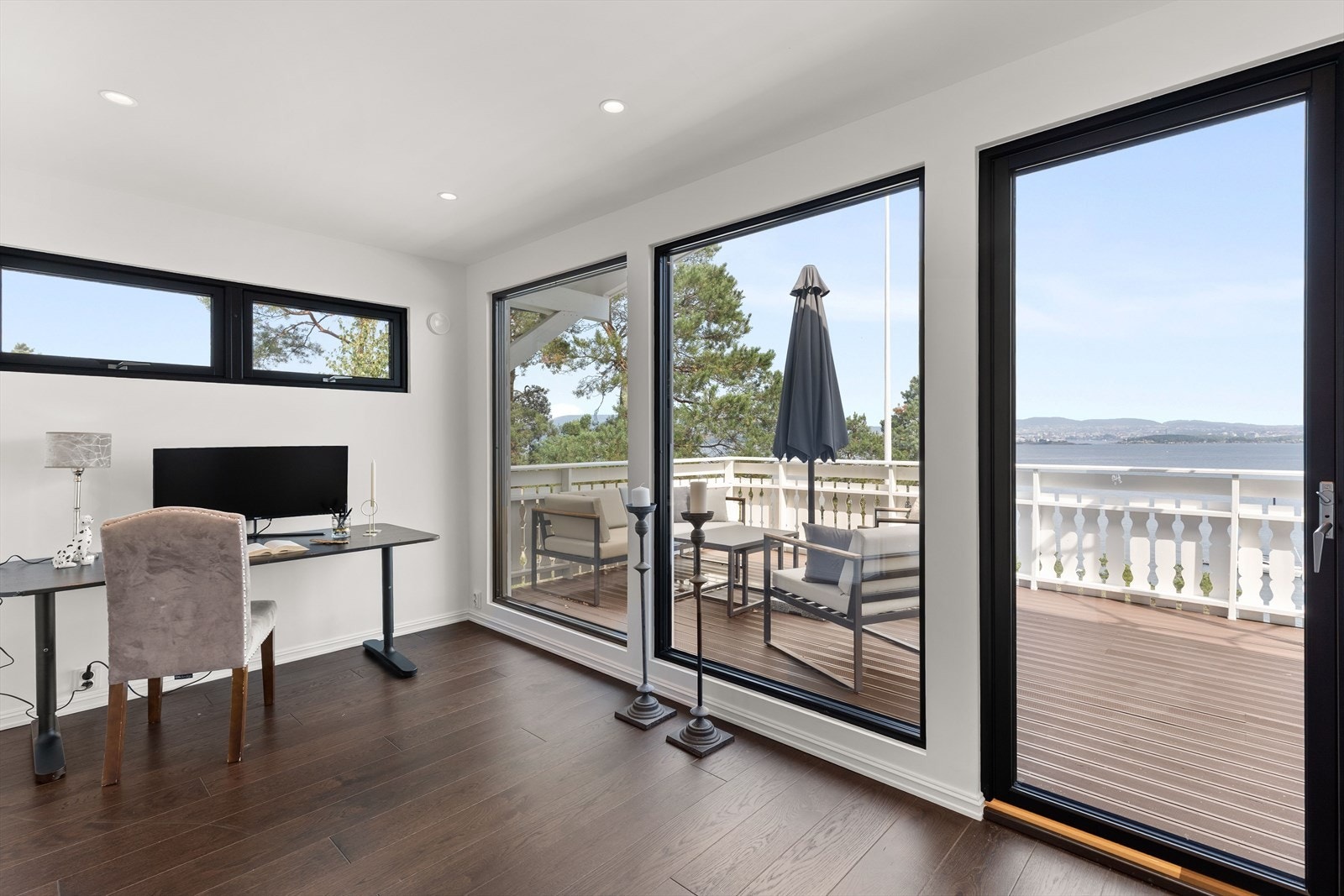 Rommet har direkte utgang til balkongen, noe som gir et behagelig avbrekk i løpet av dagen. Galleribilde