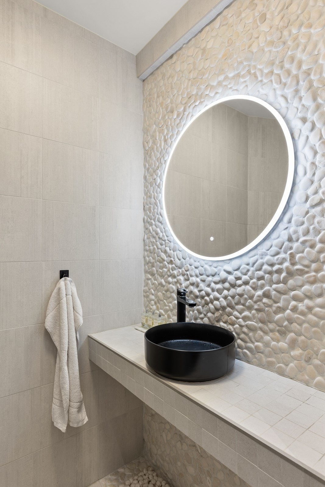 I tillegg finnes et praktisk separat toalettrom med adkomst fra gangen, en funksjonell løsning som er ideell i en travel hverdag. Galleribilde