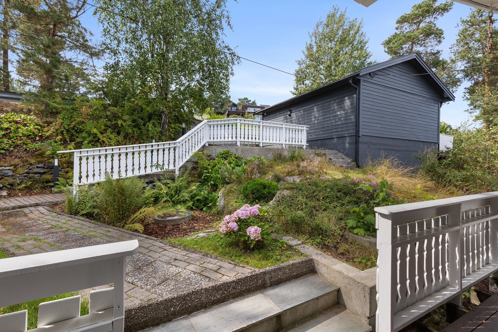 Stor og frodig hage med god plass til beplantning! Eiendommen har en egen brønn som brukes til vanning av blomster og hage. Galleribilde