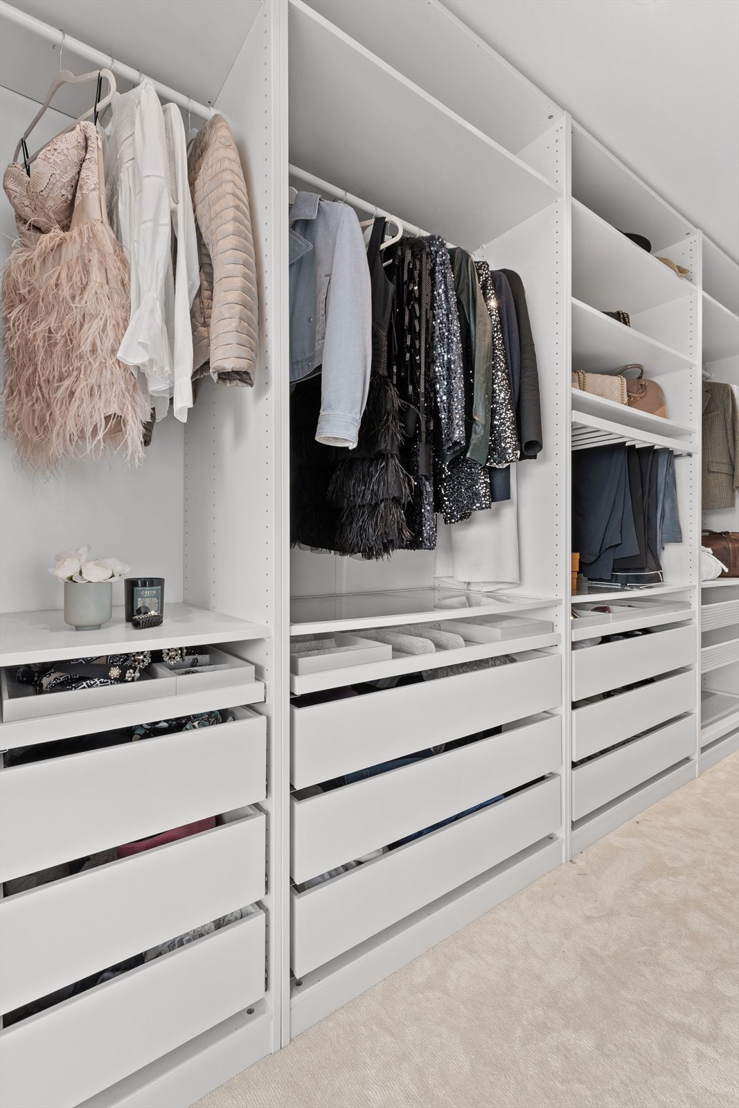 Løsningen er elegant utformet med lettvegg bak sengen, som skaper en diskret og praktisk avdeling. Galleribilde