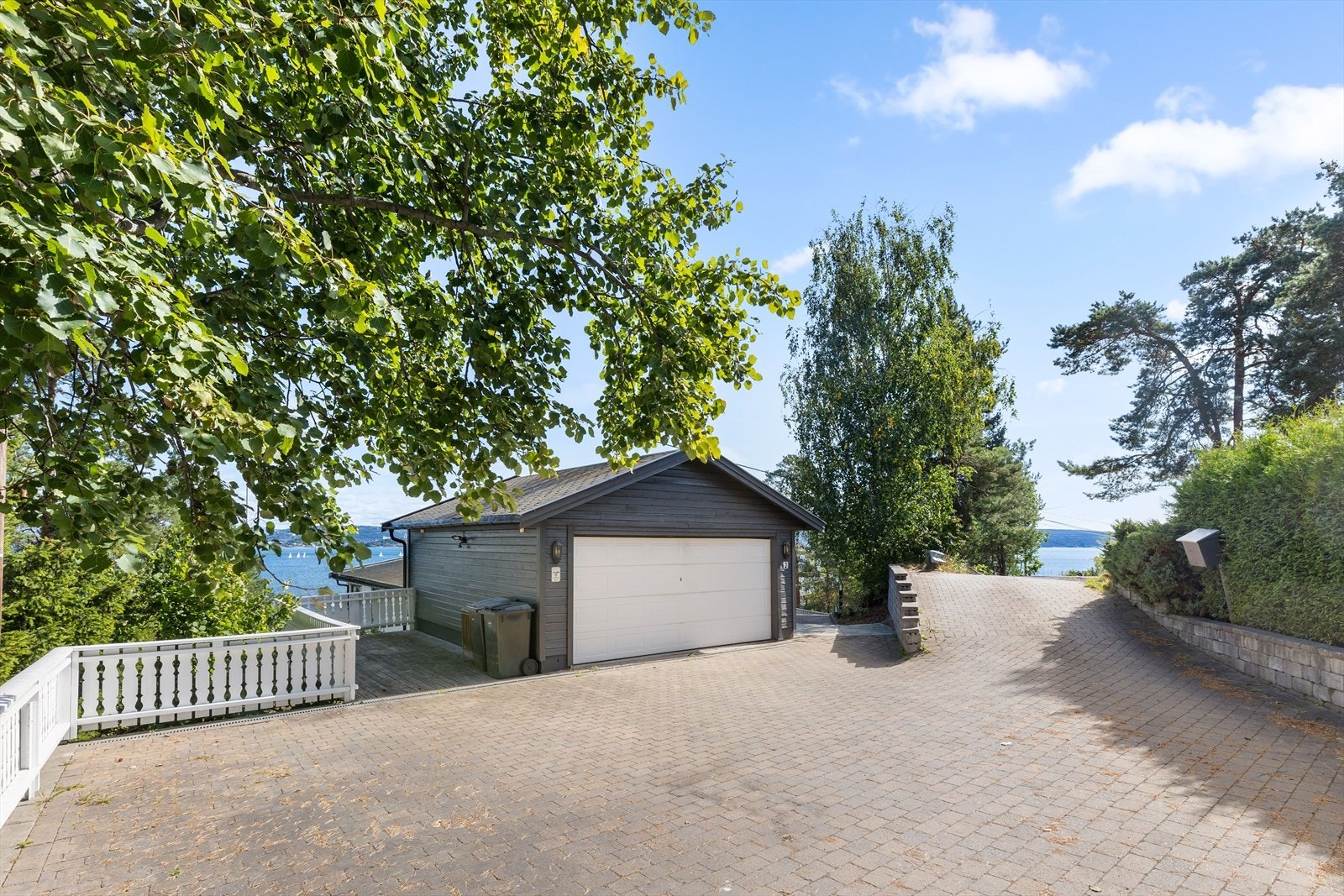 Garasjen med automatisk leddheisport med fjernkontroll, på 36 kvm. Her er det plass til to biler, egen bod bak, ekstra lagringsplass i taket og varmekabler i gulv. Galleribilde