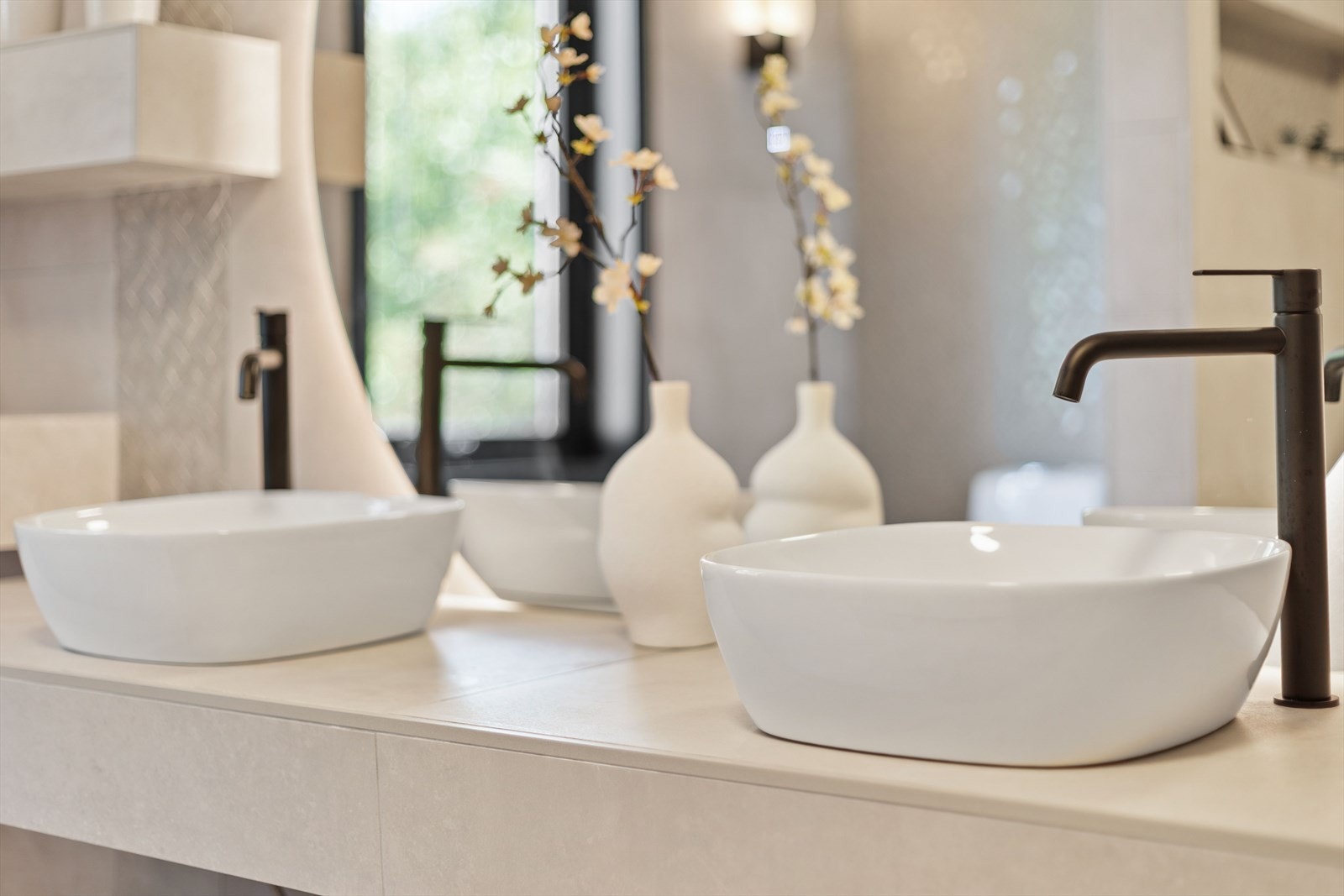 Rommet er innredet med doble servanter, stort speil og et stilrent badekar som et naturlig midtpunkt. Galleribilde