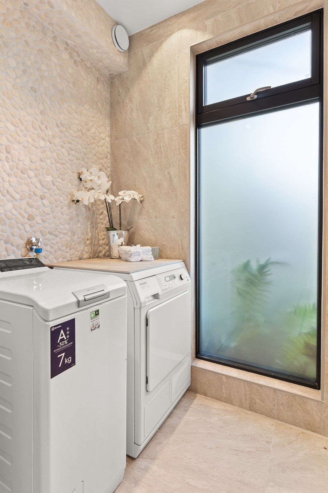 Her er det også god plass til vaskemaskin og tørketrommel. Galleribilde