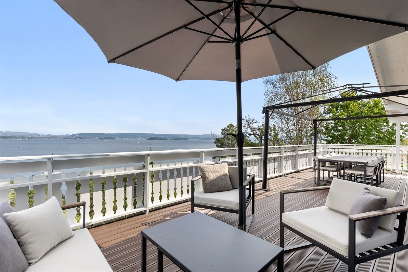 Balkongen er på hele 70 kvm og her kan dy virkelig nyte hele dagen med både sol og sjøutsikt! Galleribilde