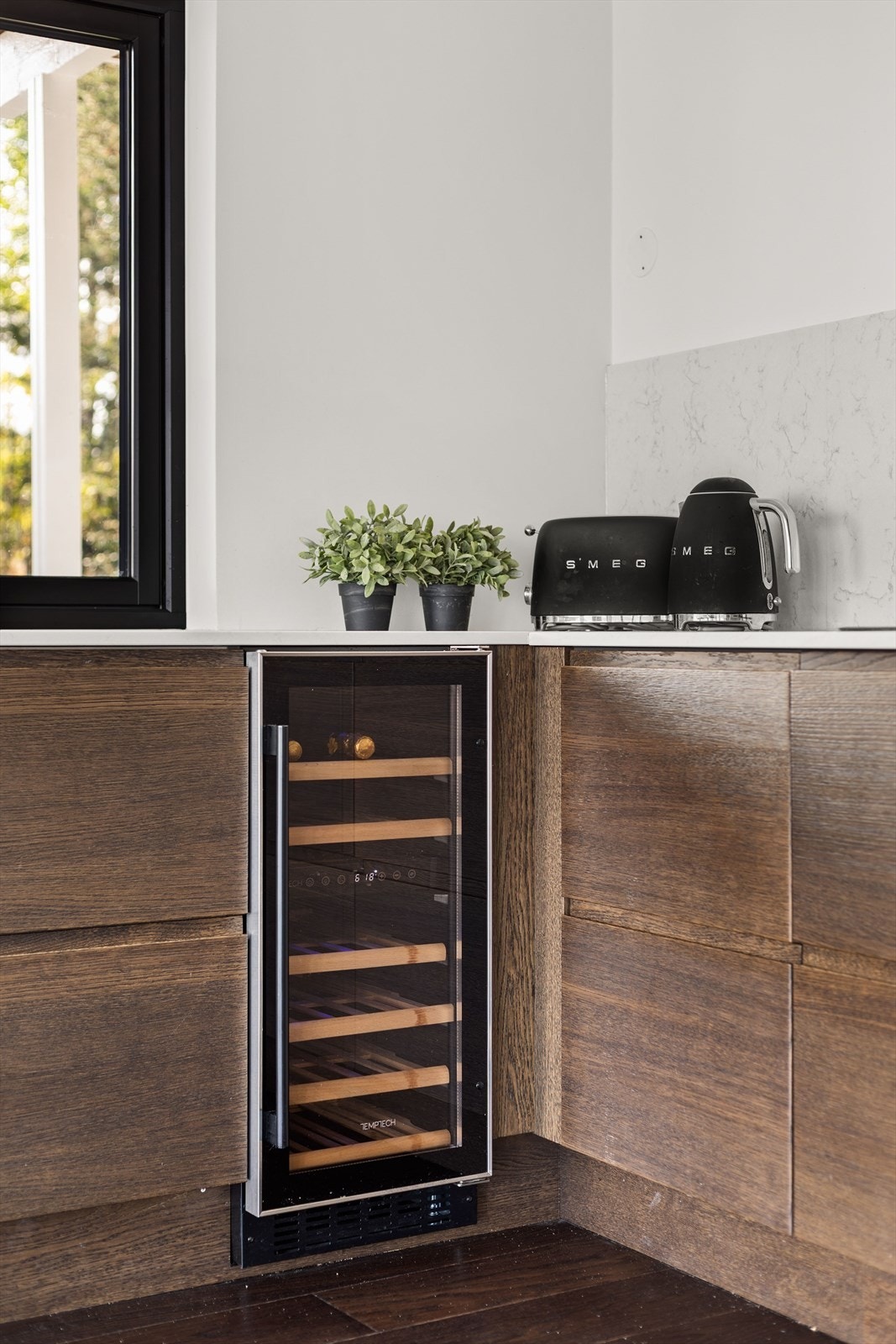 Vinskapet har plass til 32 vinflasker og er en lekker detalje. Galleribilde