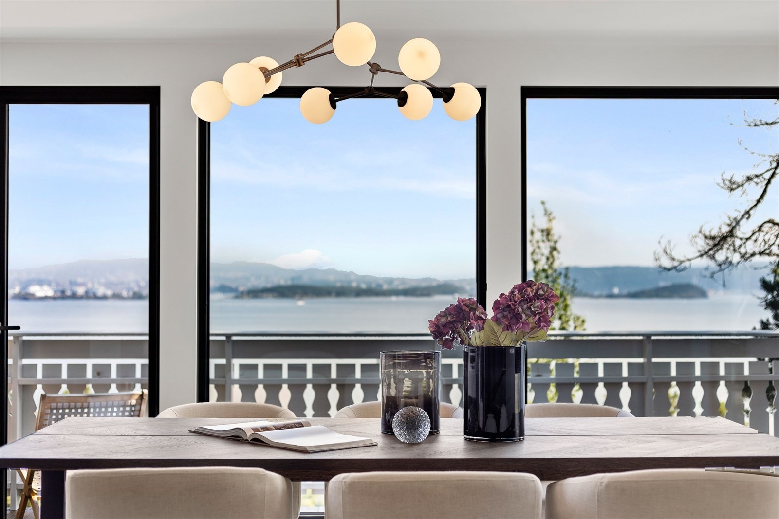 Fra spiseplassen har man en spektakulær utsikt over Oslofjorden og hovedstaden - et imponerende bakteppe som virkelig setter stemningen under måltidene. Galleribilde