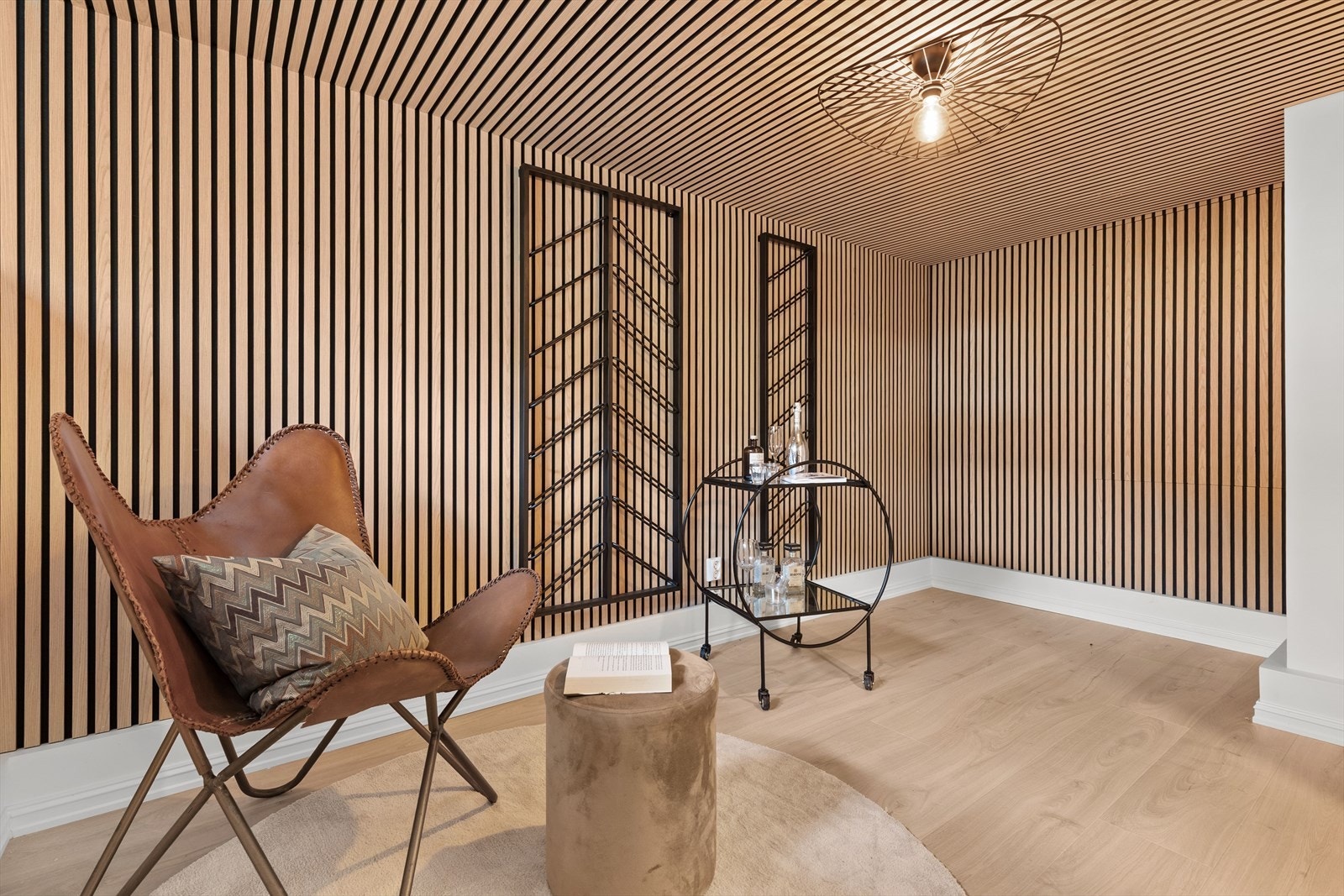 Moderne og stilrent innredet rom. Galleribilde