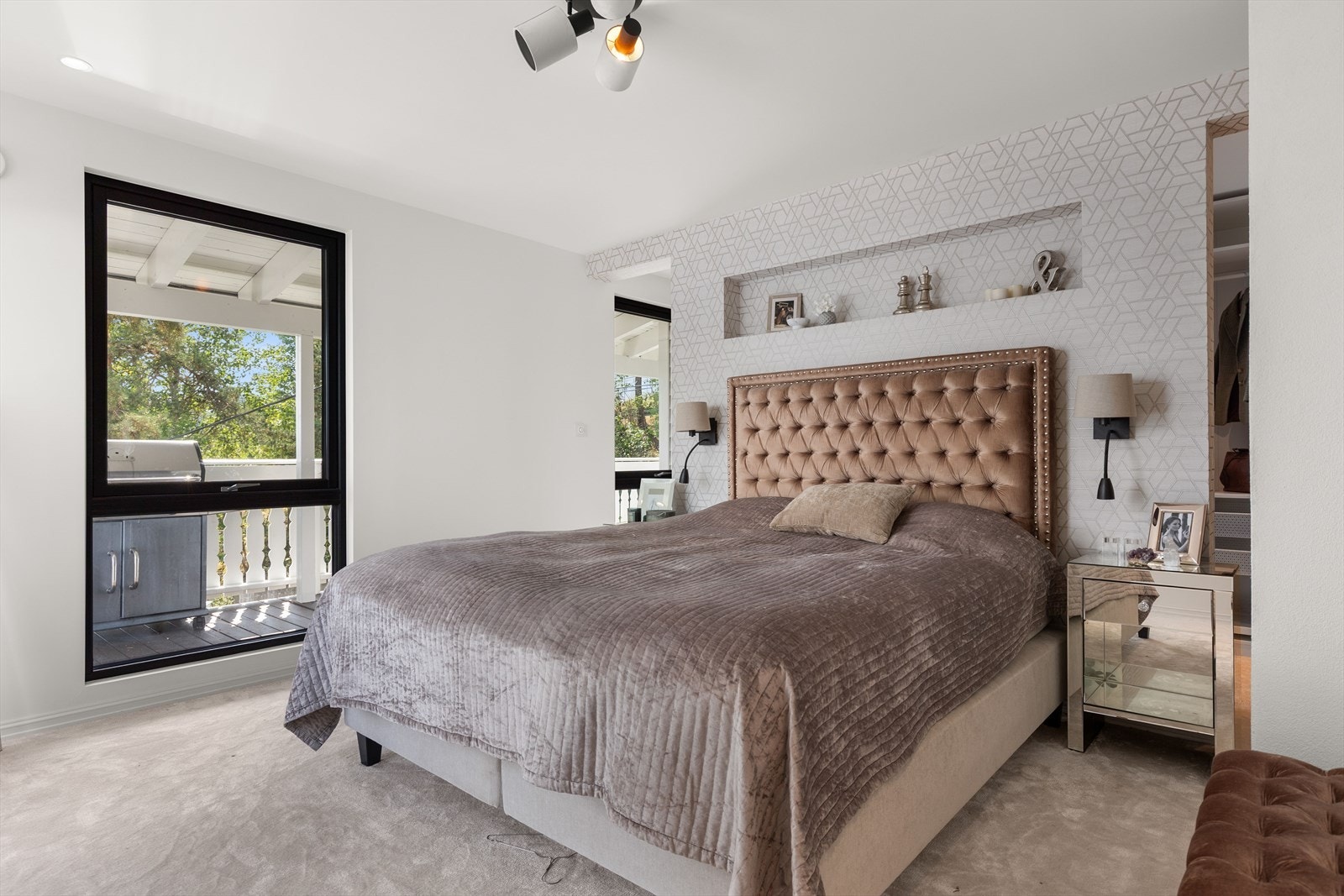 Etasjen byr på to generøse soverom, begge med tilhørende omkledningsrom som gir god plass til garderobe og oppbevaring. Galleribilde