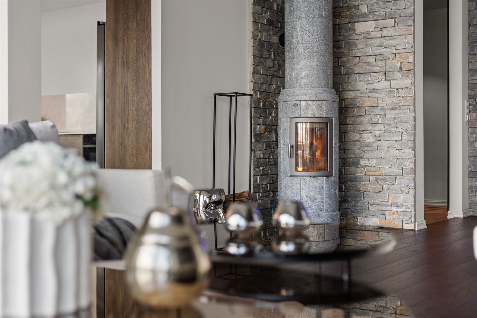 - Klebersteinovn, Granitt-Kristin med krone og gulvplate granitt sort fra Varmfag. Galleribilde