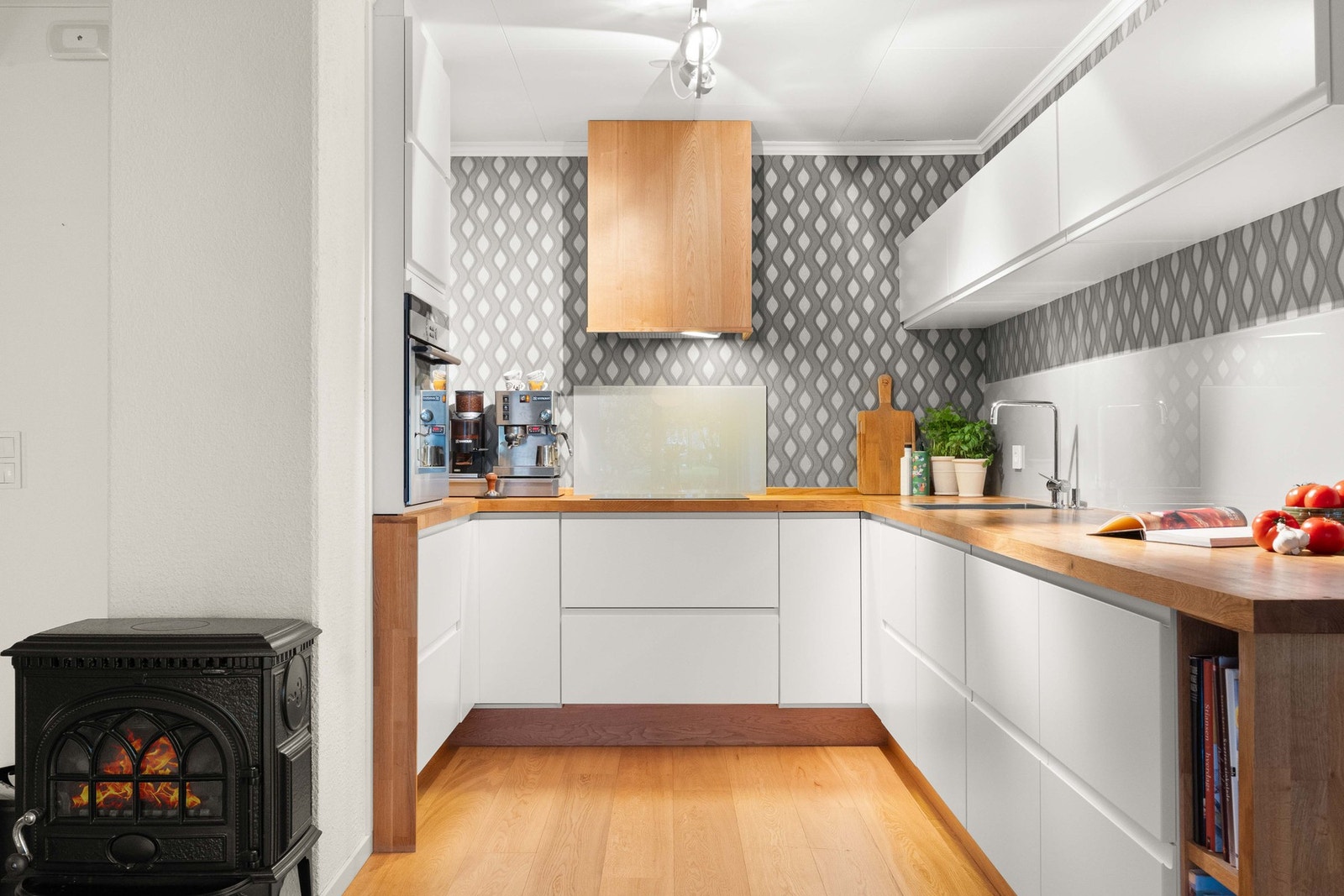 Nedfelt oppvaskkum i rustfritt stål med ett-greps armatur og godt med stikkontakter både i benkeplate og på vegg gjør kjøkkenet funksjonelt i bruk. Galleribilde