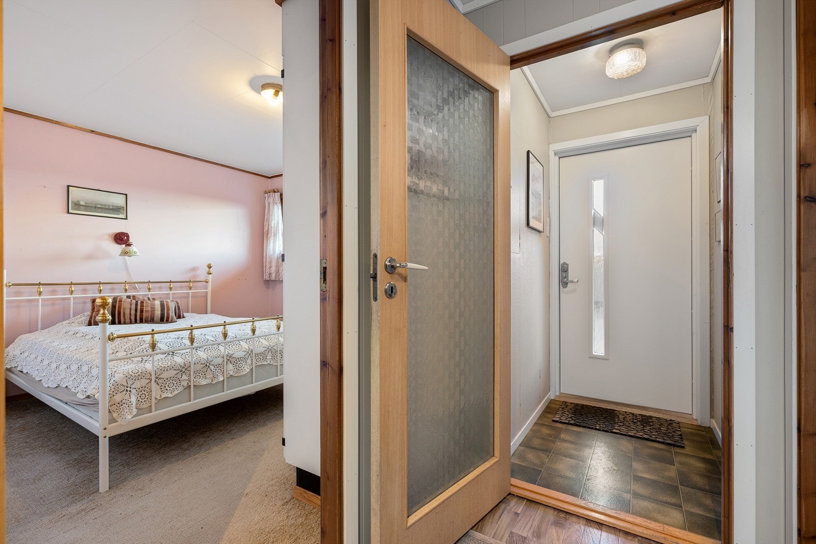 I gangen er det god plass til garderobeskap Galleribilde