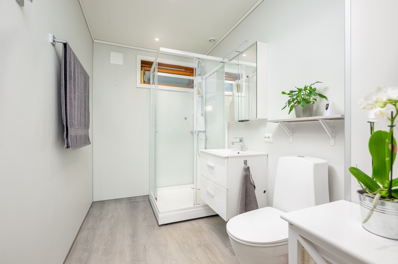 Pent bad som ble pusset opp i 2021, innredet med gulvbelegg, toalett og våtromsplater. Varme er lagt i gulvet, og badet har downlights og dusjkabinett. Galleribilde