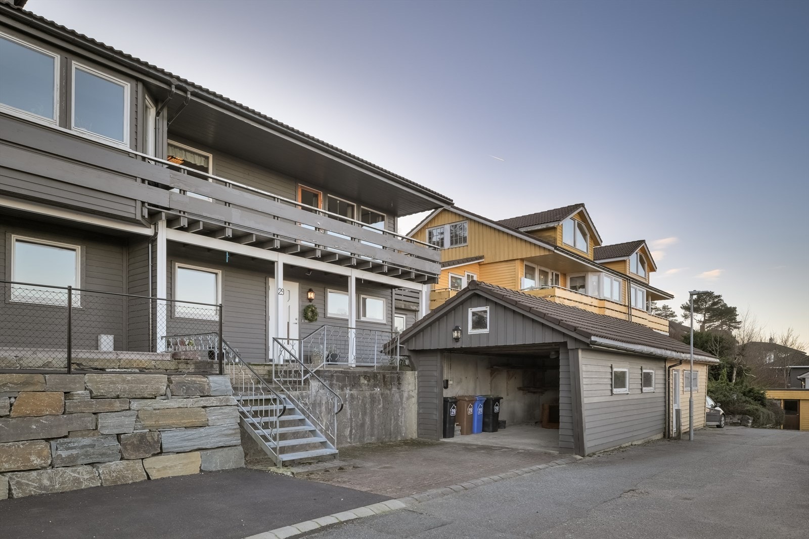 Boligen har en garasje som måler ca. 27 kvm. I 2017 ble en lader for elbil installert, og foran garasjen finner man et steinlagt gårdsrom for ytterligere parkering. Galleribilde