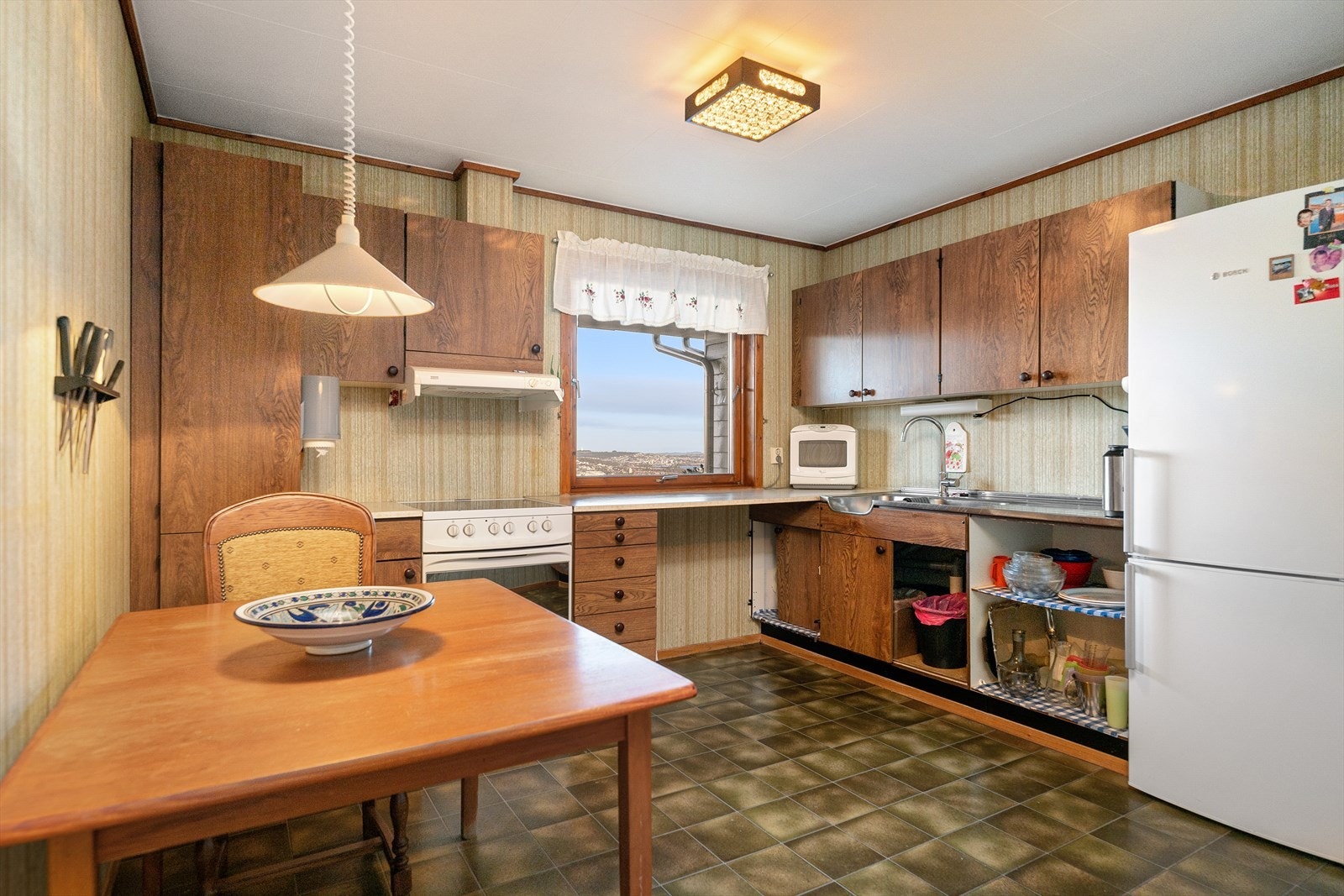 Kjøkkenet har utsikt og god spiseblad Galleribilde