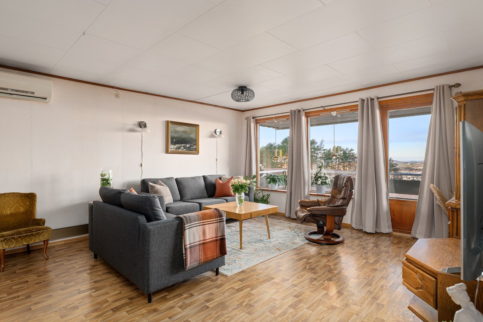 Stuen er et romslig oppholdsrom, med godt gjennomlys, slående utsikt og ingen direkte innsyn Galleribilde