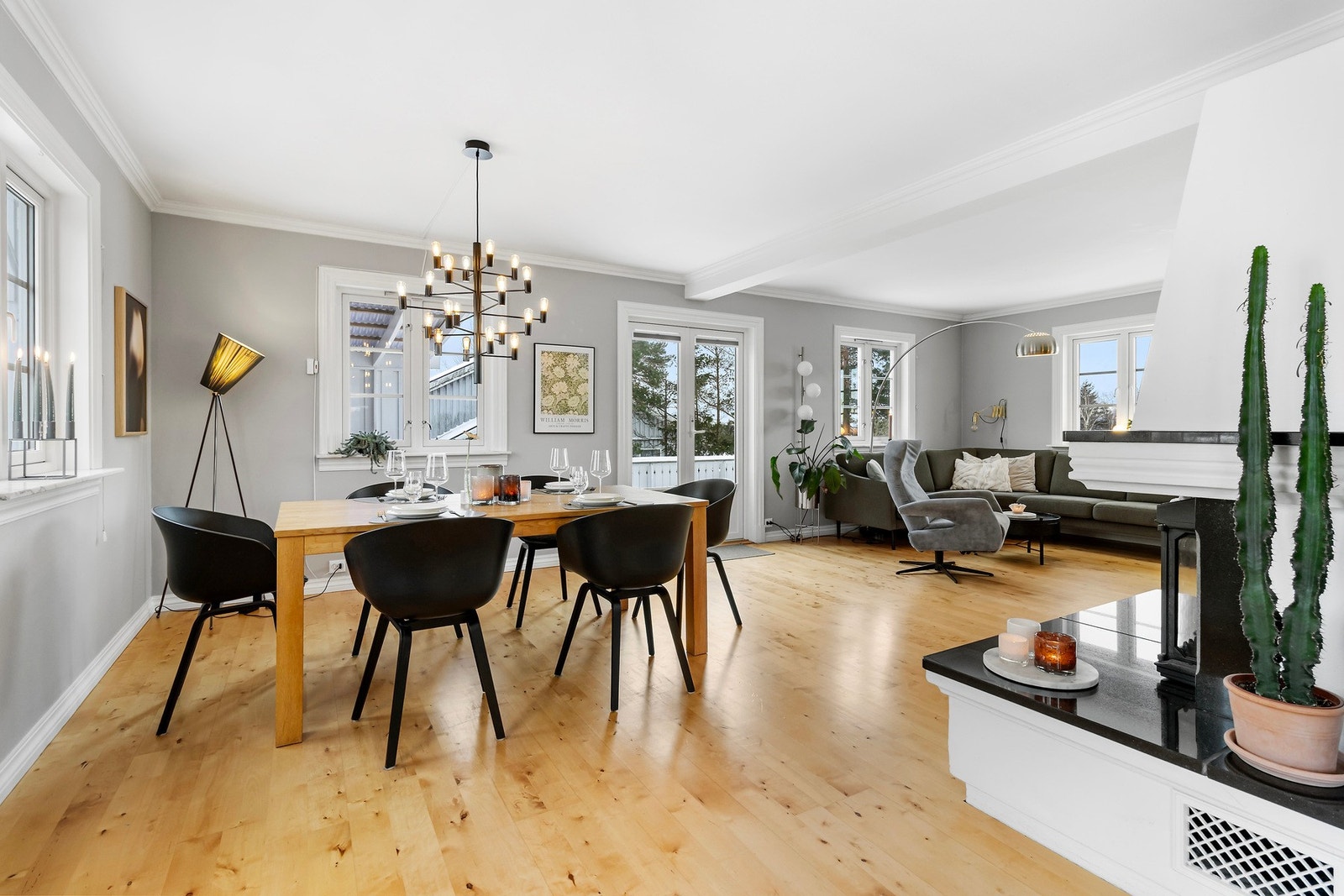 Spisestuen rommer plass til både familie og venner Galleribilde