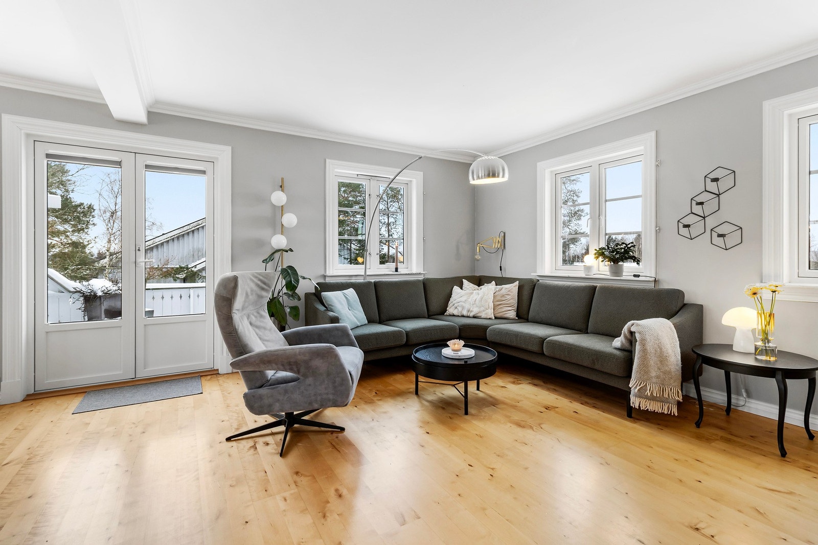 Fra stue er det utgang til flott stor veranda - det er også utgang fra spisestue Galleribilde